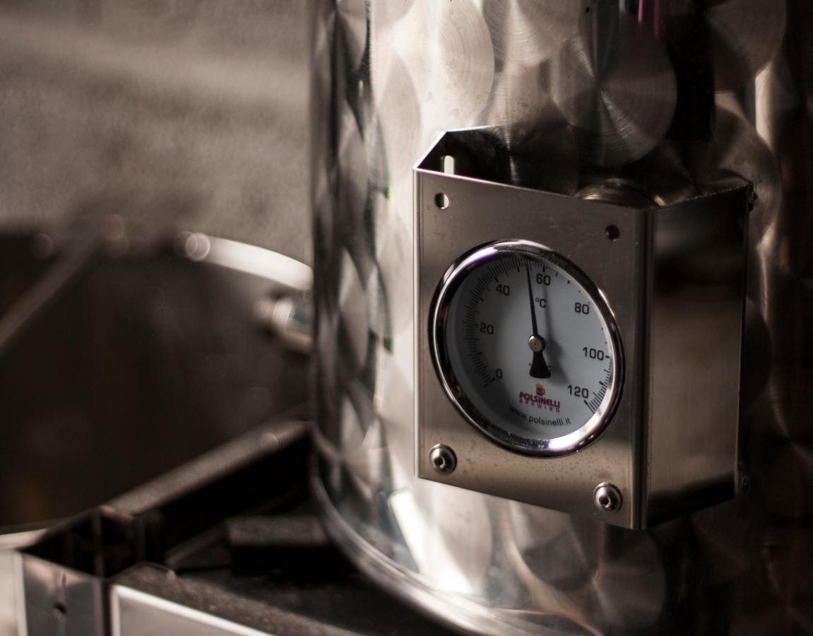 Photographie en gros plan d'une cuve de brassage avec un affichage de température